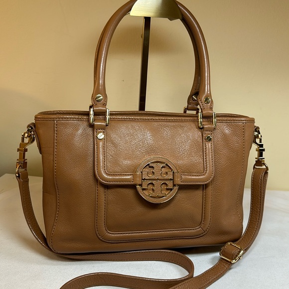 Tory Burch Handbags - Tory Burch Britten caramel leather shoulder bag to crossbody w/goldtone trim